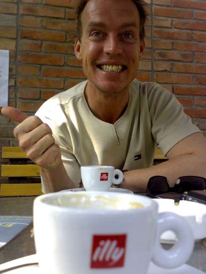 17 il a enfin eu son cafe